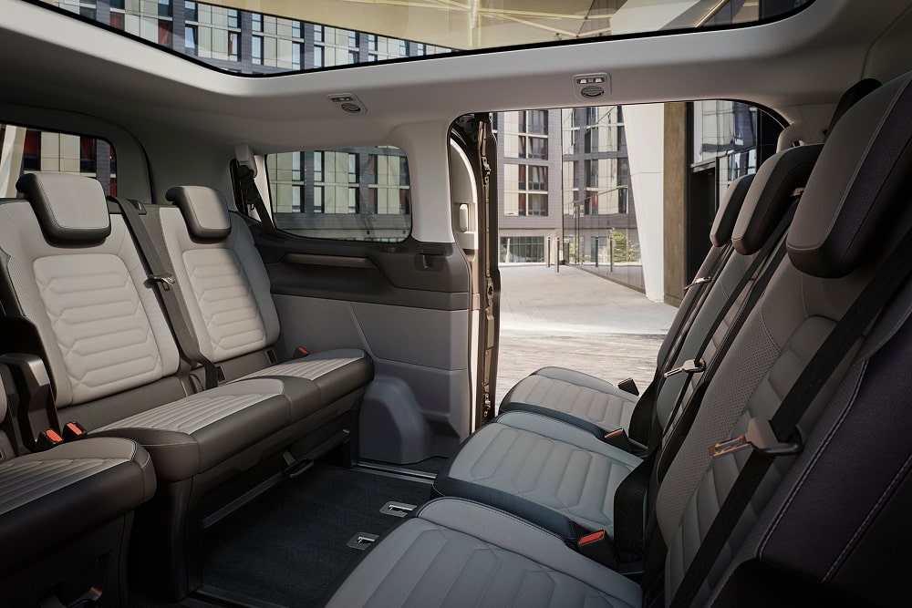 Sièges modulables à trois rangées à l’intérieur du people carrier Ford Tourneo Custom.