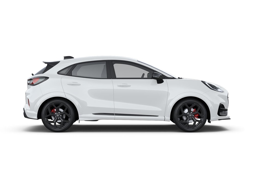 Un Puma ST blanc de la gamme de petites voitures Ford.