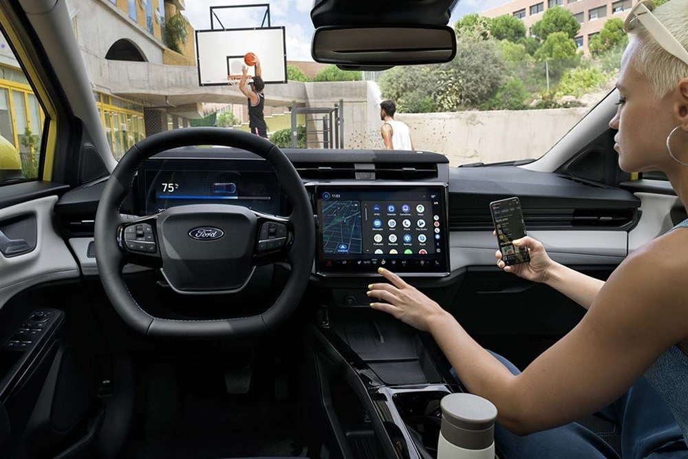 Intérieur de la petite voiture Ford Puma Gen-E, montrant les commandes tactiles.