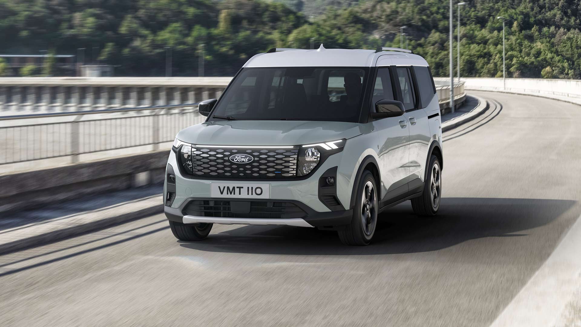 Ford E-Tourneo Courier Active Gris sur route