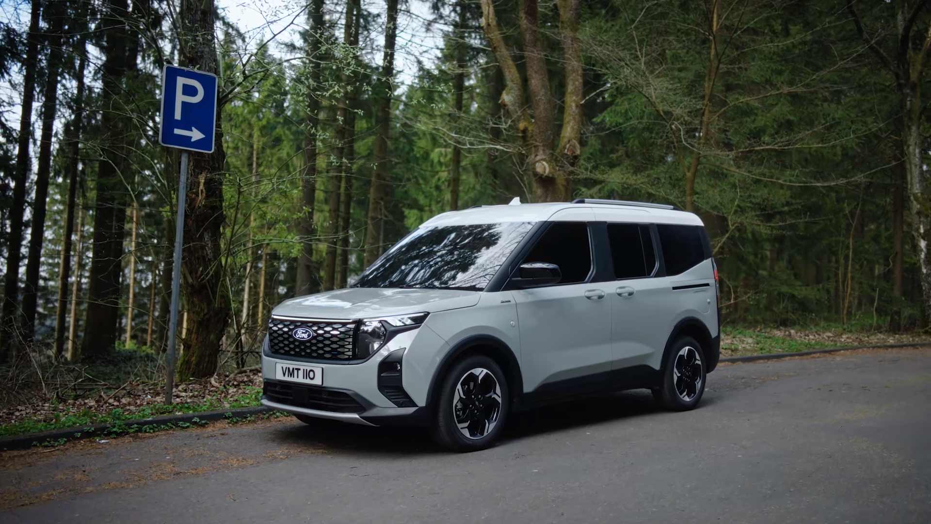 Ford E-Tourneo Courier Active dans une forêt