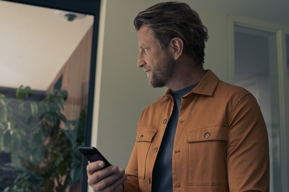 Homme avec téléphone en veste jaune