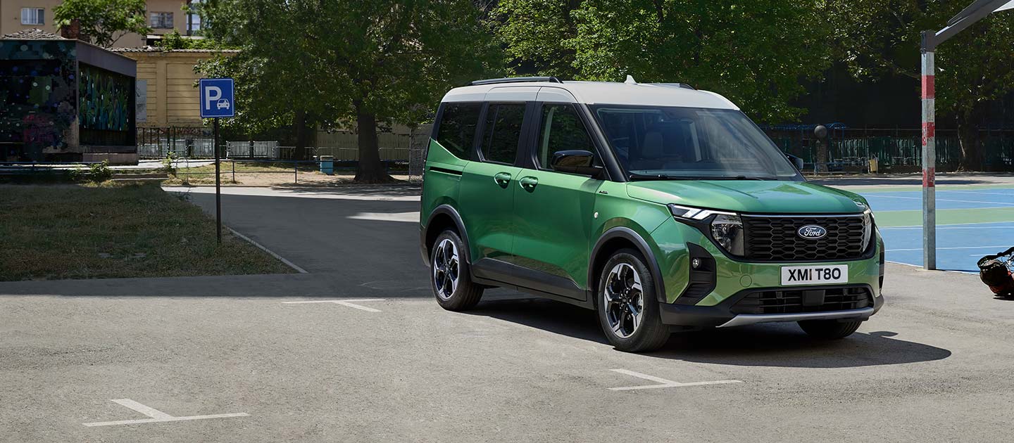 Ford Tourneo Courier Paysage sur place de stationnement Vert