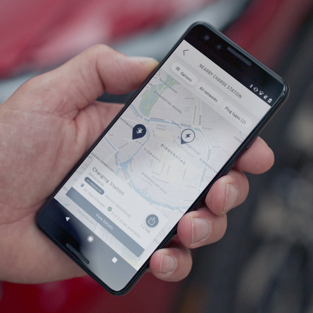 Une personne utilisant l'application FordPass sur un smartphone