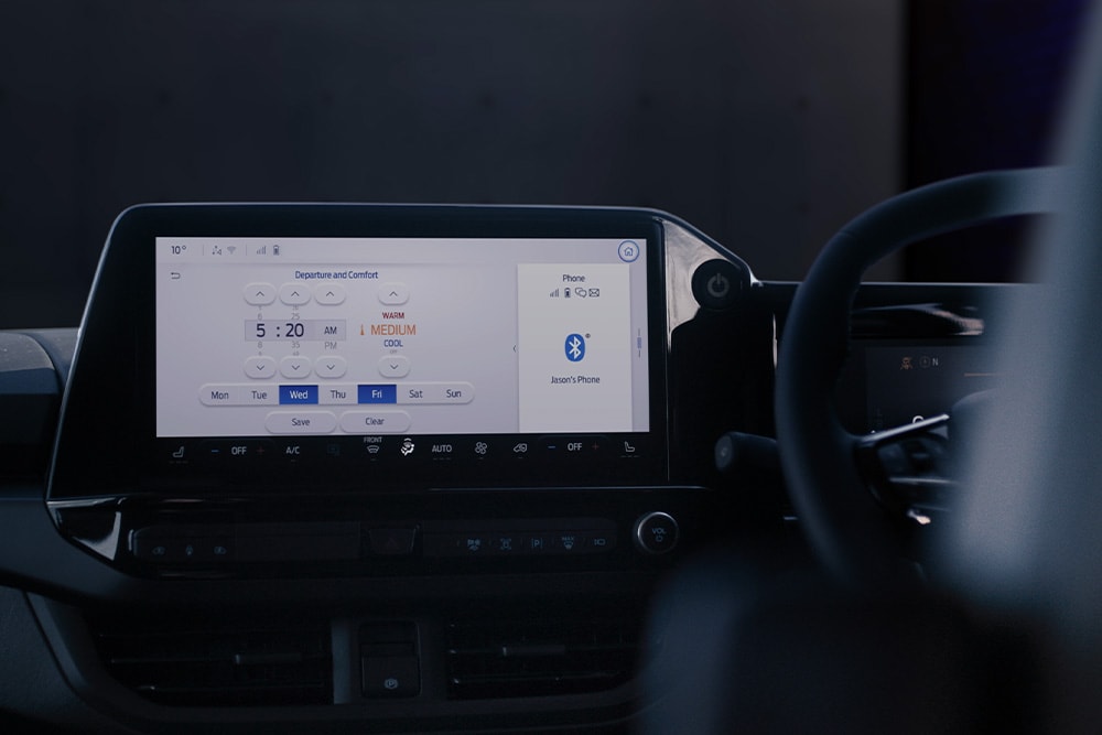 L'écran sur le tableau de bord du Ford Tourneo affiche les commandes de l'éclairage.