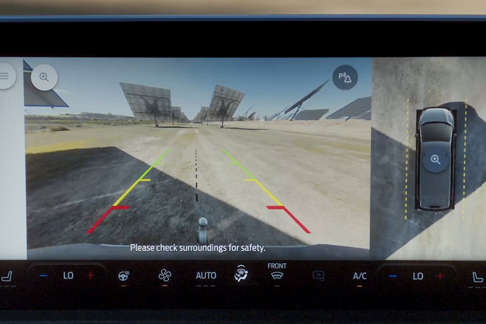 L’écran tactile central dans le Ford Tourneo Custom affiche la vue de la caméra à 360 degrés.