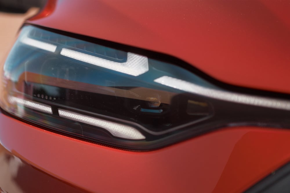 Un gros plan du phare LED du Ford Tourneo Custom.