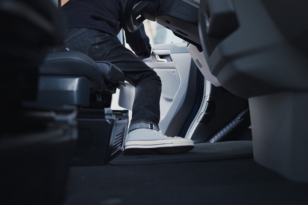 Une personne sort de la cabine pratique du Ford Tourneo Custom.