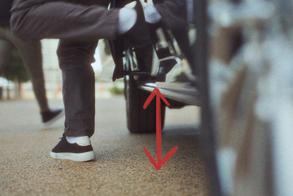 Une personne sort d’un Ford Tourneo Custom en utilisant le marchepied latéral rétractable.