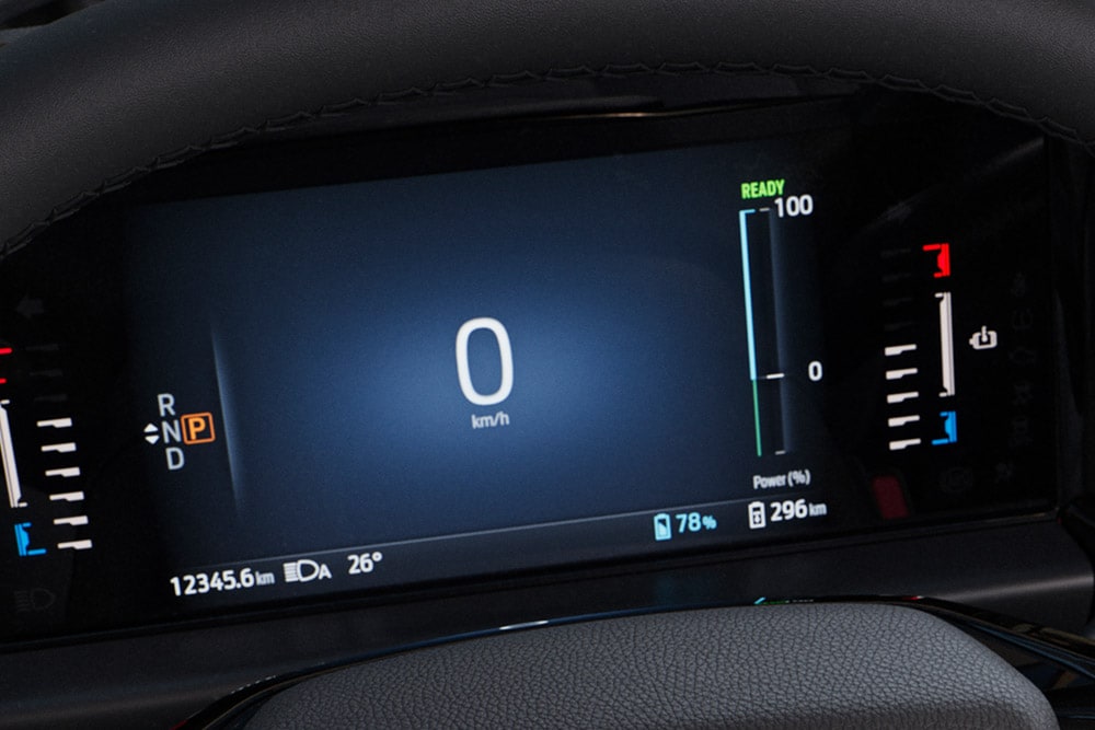 Le tableau de bord numérique du Ford Tourneo Custom affiche des informations, dont la vitesse, la batterie et l'autonomie.