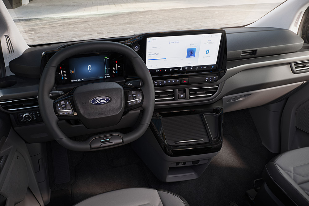 Le tableau de bord intérieur et le volant du Ford Tourneo Custom.