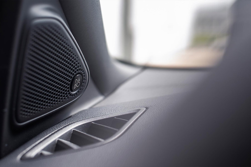 Gros plan sur un haut-parleur Bang & Olufsen.