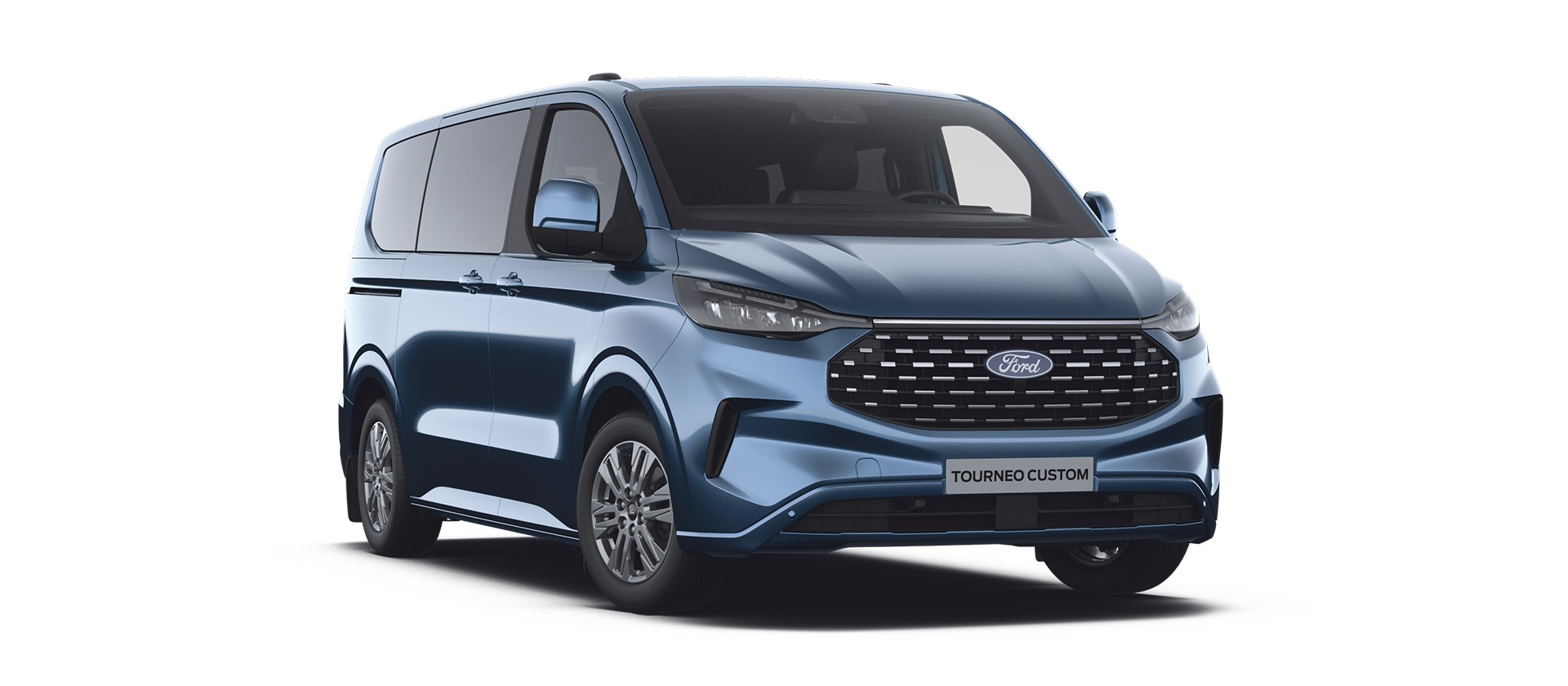 Un Ford Tourneo Custom Titanium bleu orienté vers l'avant gauche.