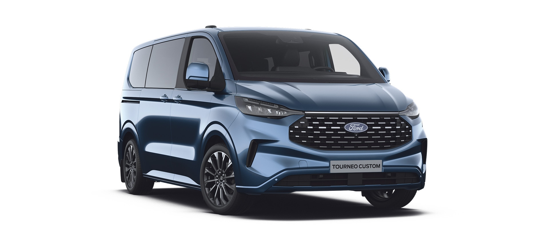 Un Ford Tourneo Custom Titanium X bleu orienté vers l'avant gauche.