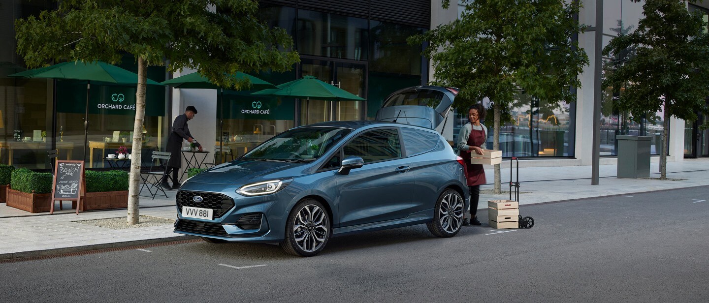 Ford Fiesta Van bleue avec coffre ouvert Ford Fiesta Van bleue avec coffre ouvert
