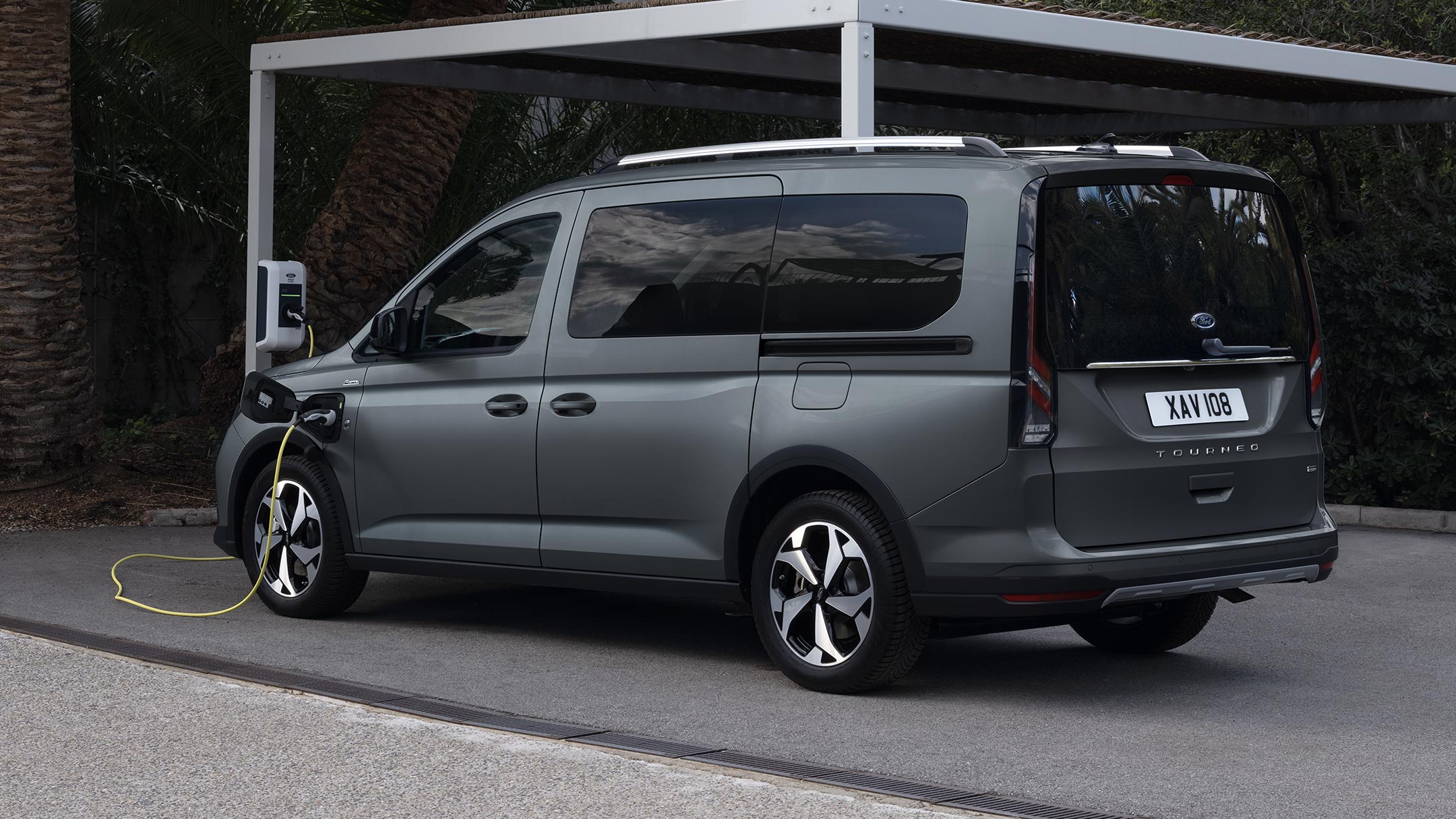 Ford Tourneo Connect Sport profile view
