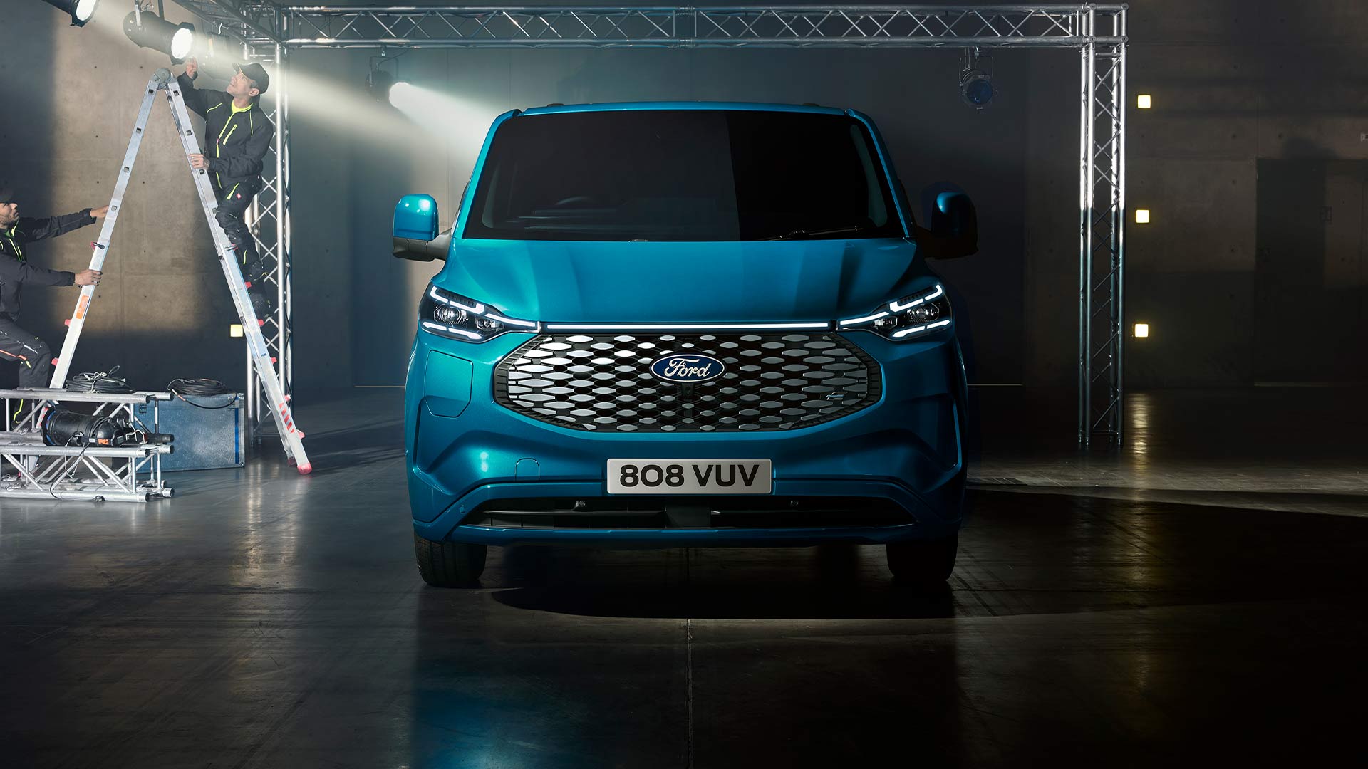 Vue avant d'un fourgon électrique Ford E-Transit Custom bleu.