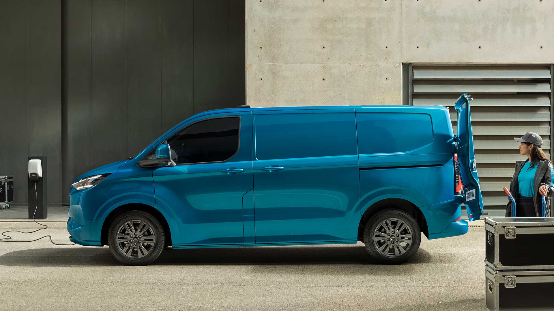 Fourgon électrique Ford E-Transit Custom bleu en chargement.