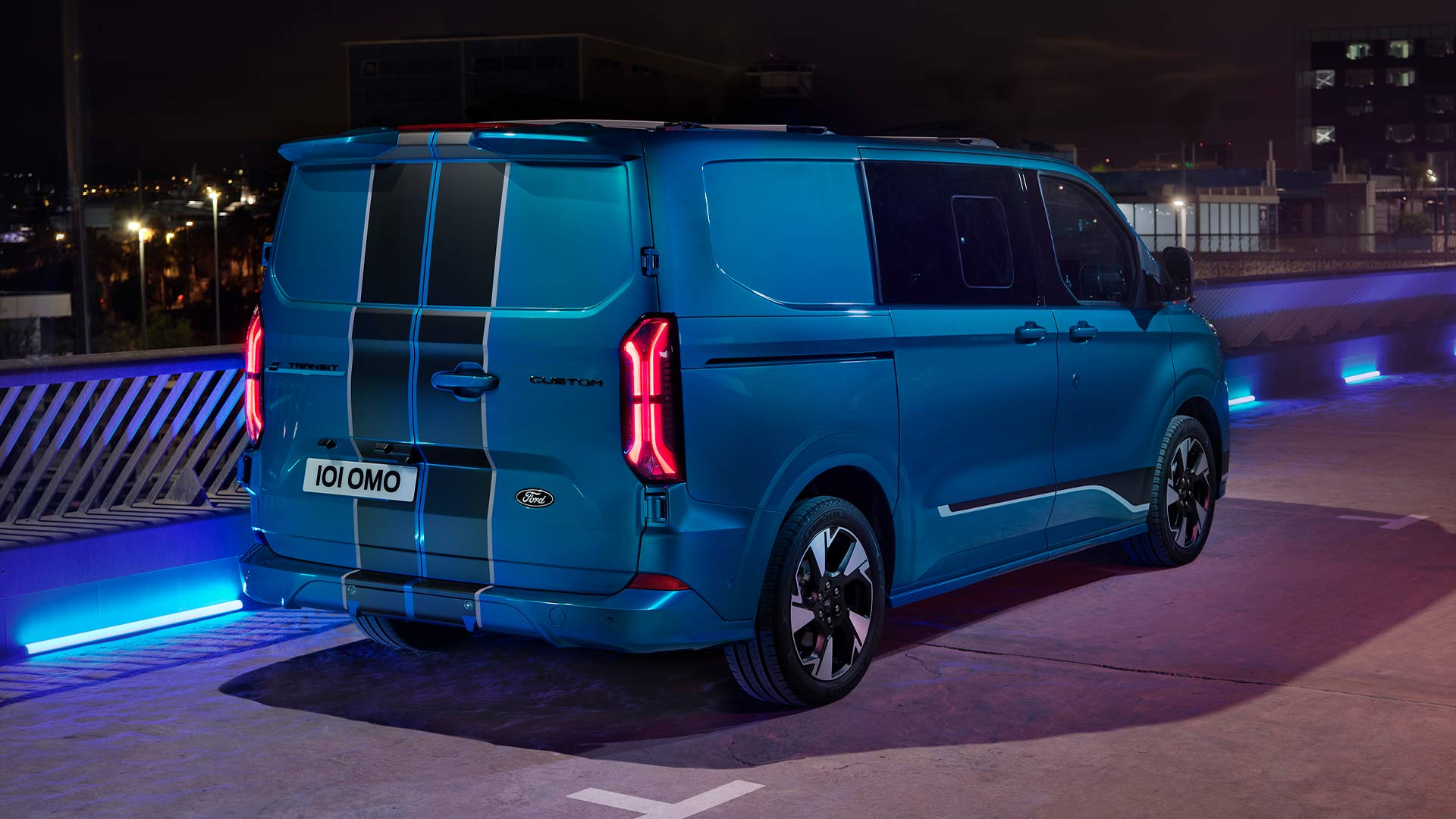 Vue arrière d'un fourgon électrique Ford E-Transit Custom Sport Multi-use bleu.