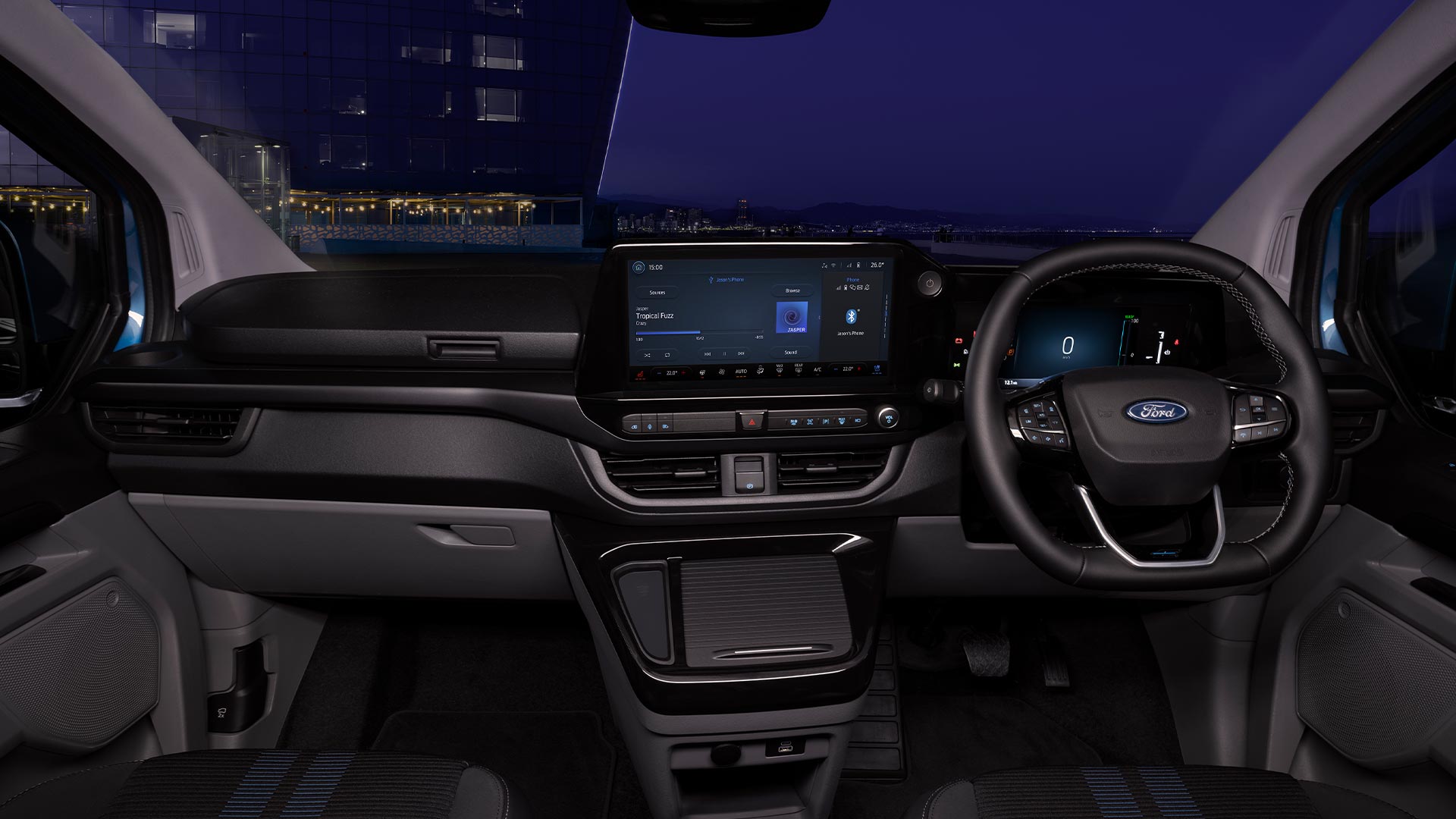 Intérieur du fourgon électrique Ford E-Transit Custom la nuit.