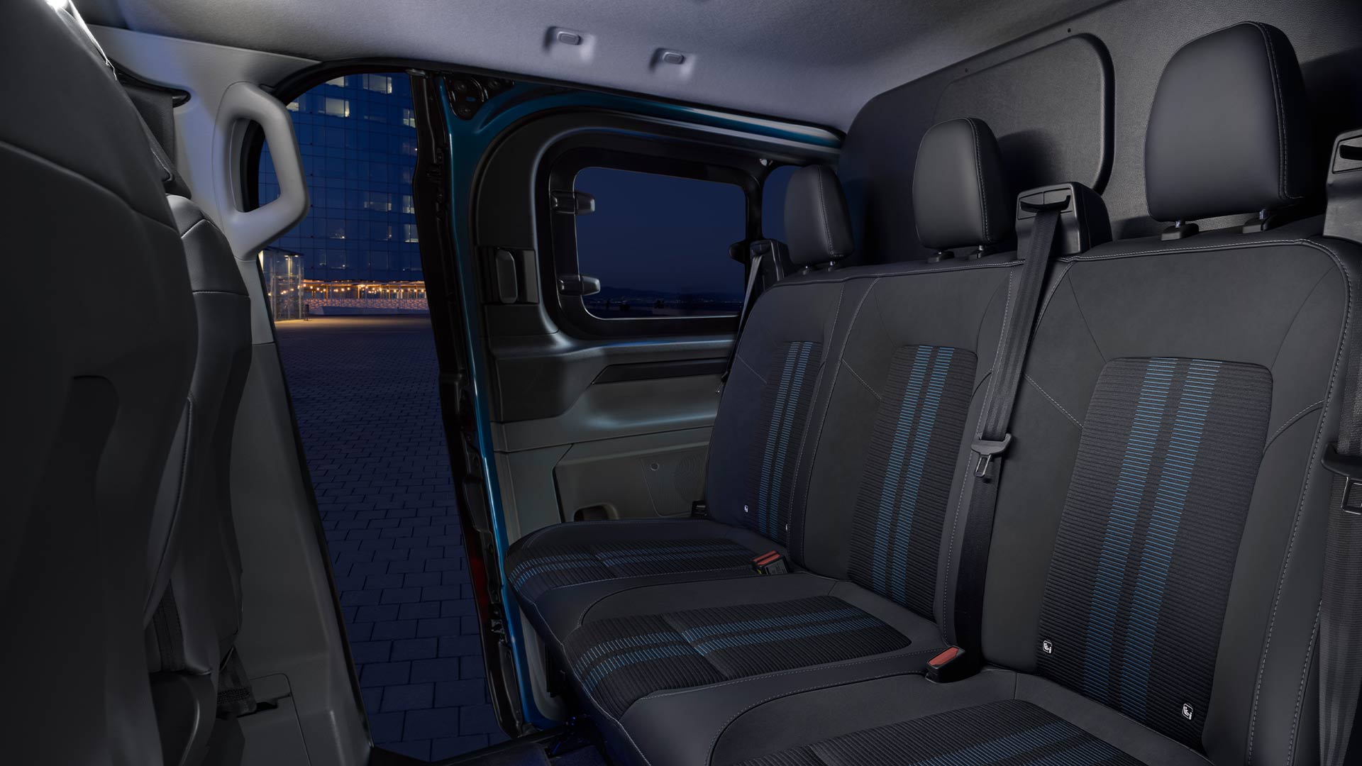 Deuxième rangée de sièges dans un Ford E-Transit Custom Multi-use.