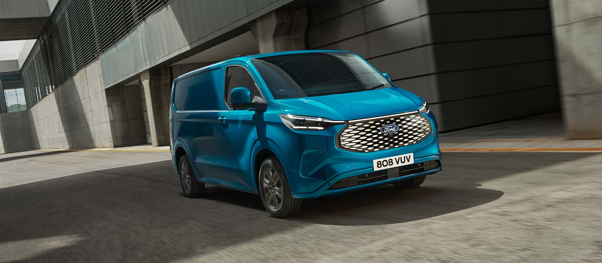 Fourgon électrique Ford E-Transit Custom bleu vu de côté.