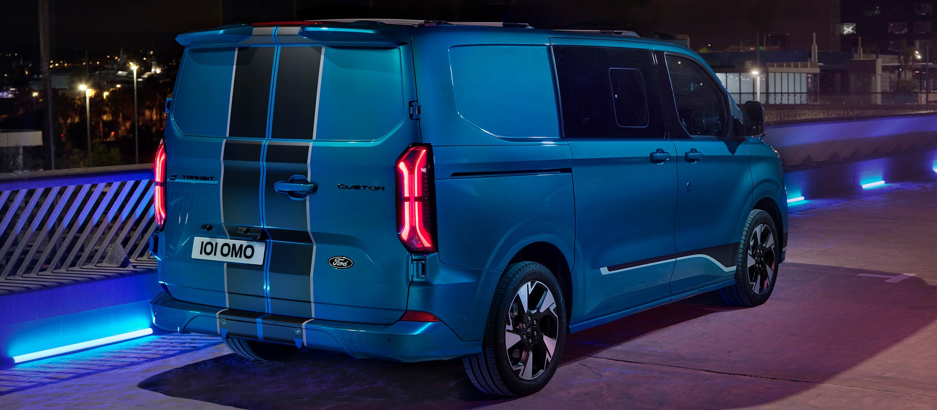 Vue arrière d’un fourgon électrique Ford E-Transit Custom Sport Multi-use bleu.