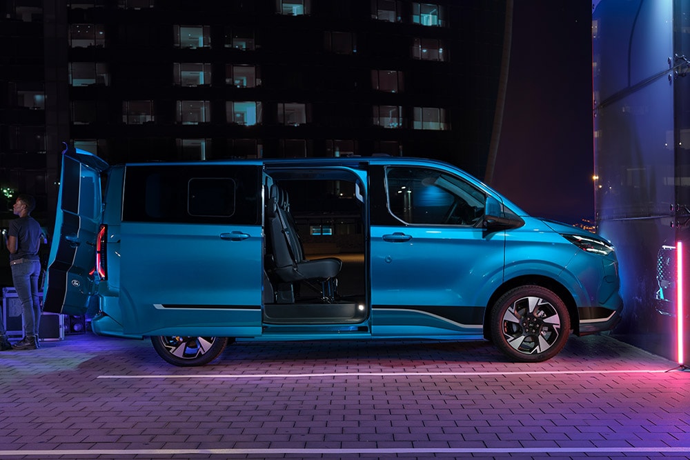 Fourgon électrique Ford E-Transit Custom Multi-use bleu avec les portes ouvertes.
