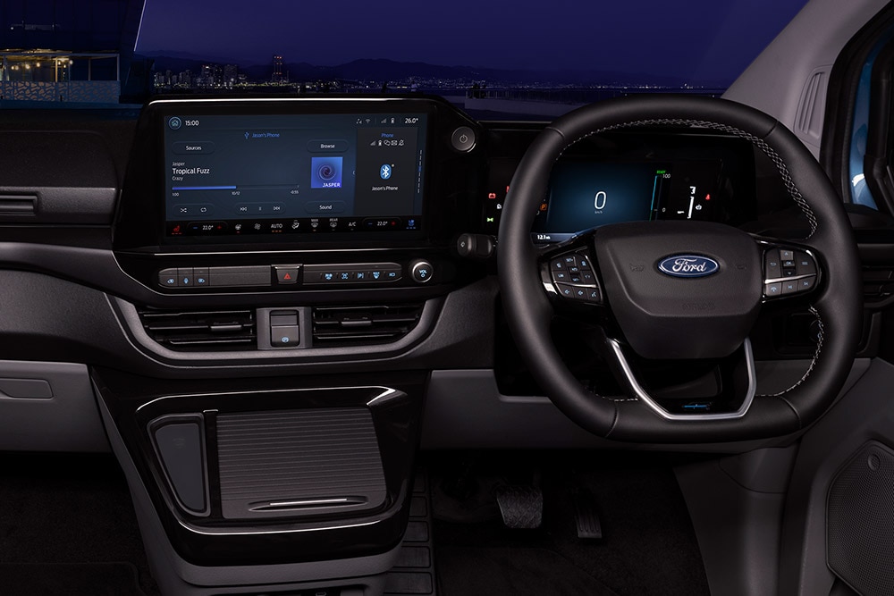 Intérieur du fourgon électrique Ford E-Transit Custom avec sièges conducteur et passager.