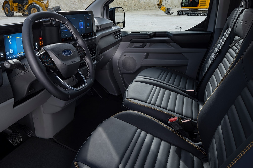 Intérieur d'un fourgon Ford Transit Custom Sport avec des sièges noirs et dorés.