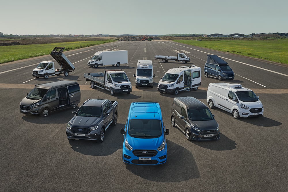 Plusieurs véhicules utilitaires Ford.