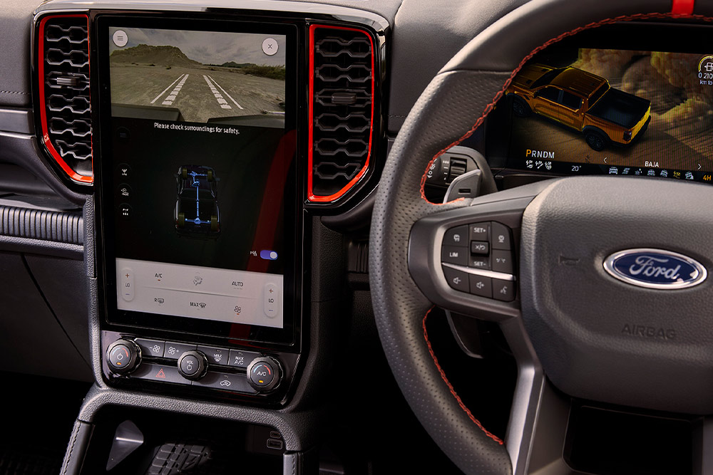 Vue intérieure du tableau de bord et de l’écran d’infodivertissement du Ford Ranger Raptor.