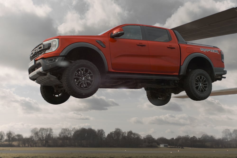 Ford Ranger Raptor rouge suspendu dans les airs.