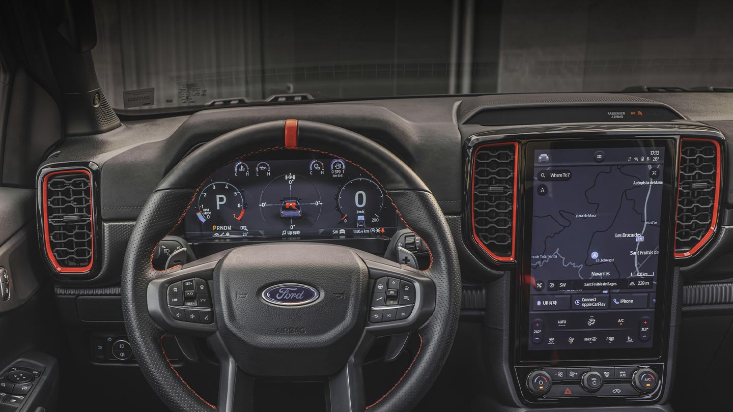 Vue intérieure du tableau de bord et de l’écran d’infodivertissement du Ford Ranger Raptor.