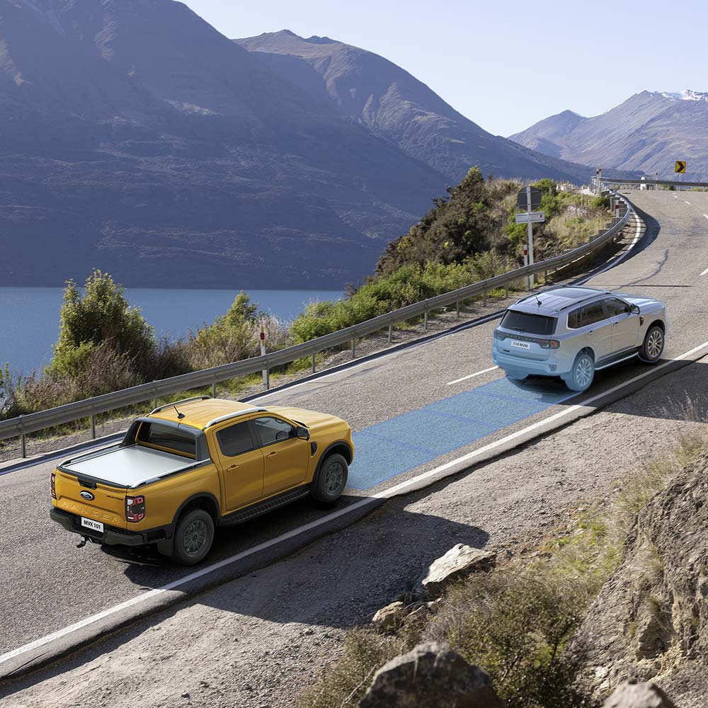 Ford Ranger orange en route avec le régulateur de vitesse adaptatif activé.