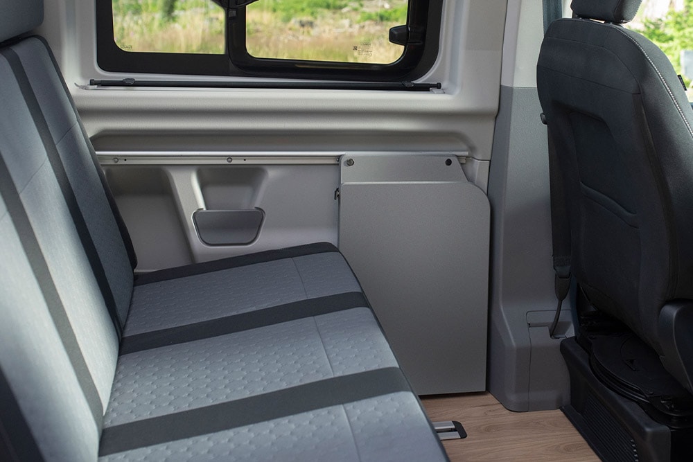 Banquette arrière grise, chauffante et adaptable, dans un Ford Transit Custom Nugget.