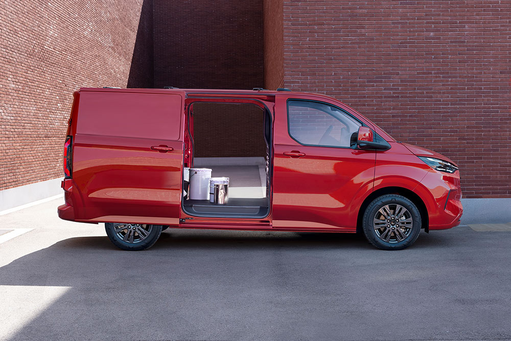 Fourgon Ford Transit Custom rouge avec les portes ouvertes, montrant l'intérieur.