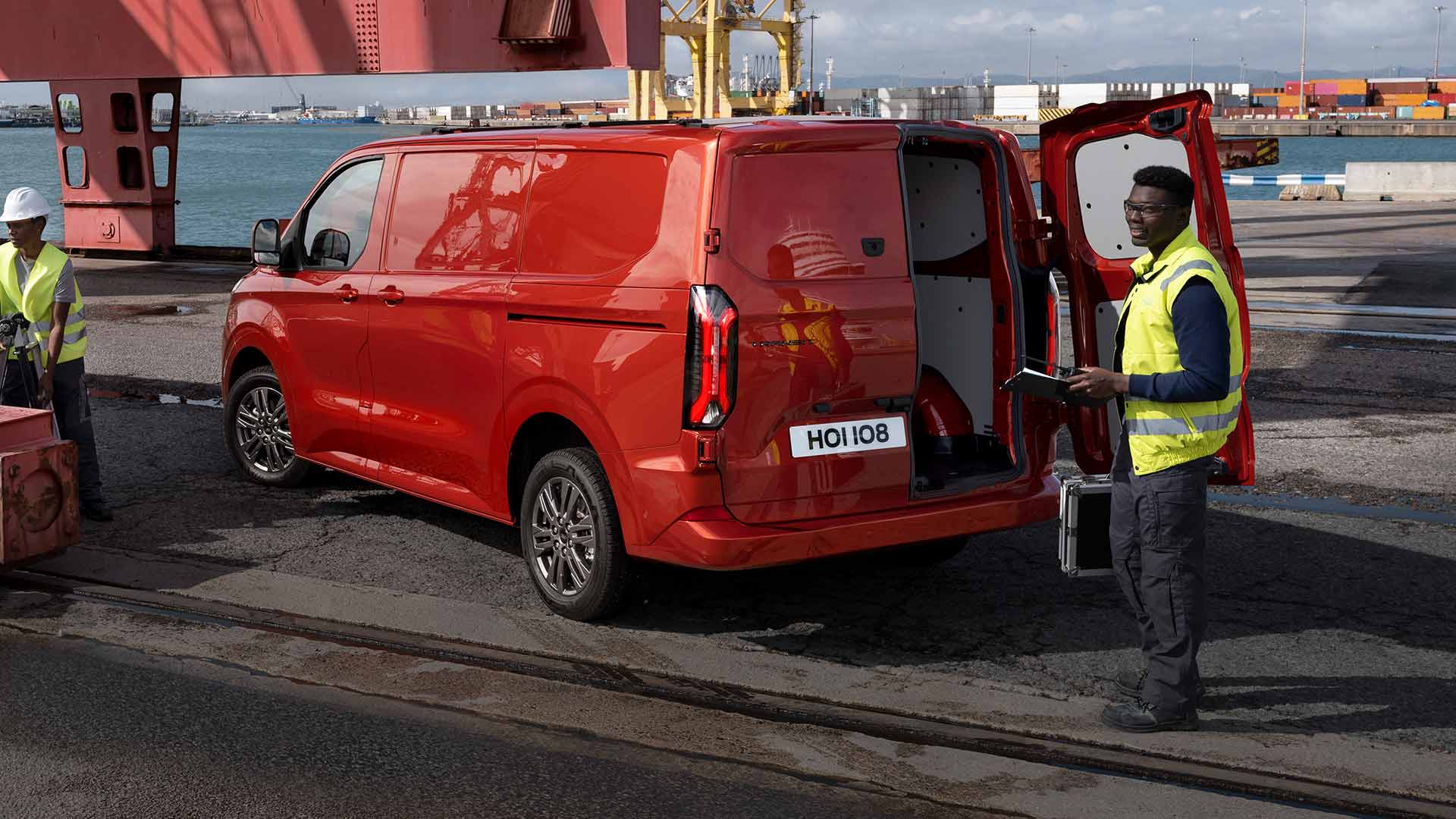 Fourgon Ford Transit Custom rouge sur un quai.