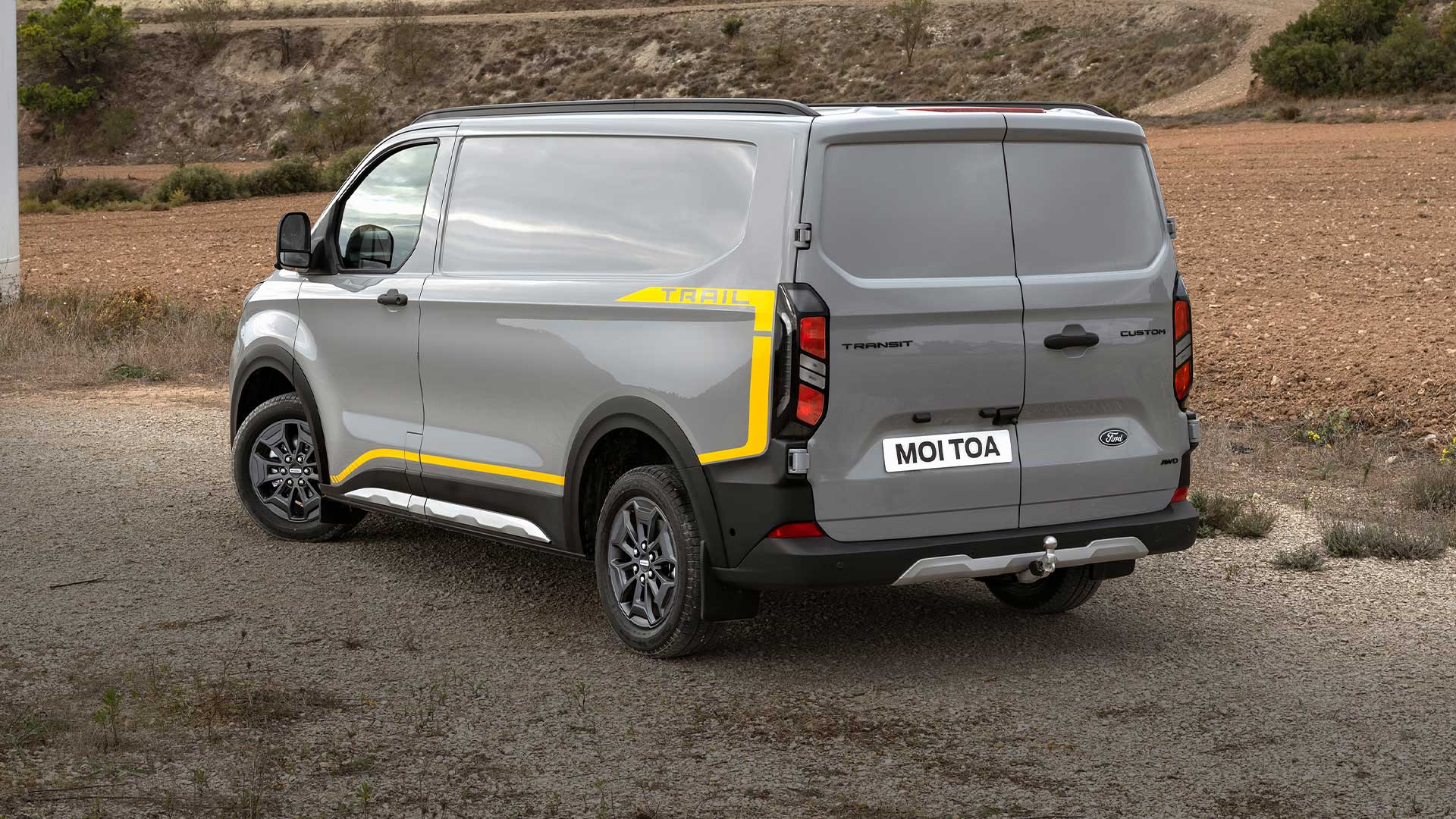 Vue arrière d'un fourgon Ford Transit Custom Trail gris.