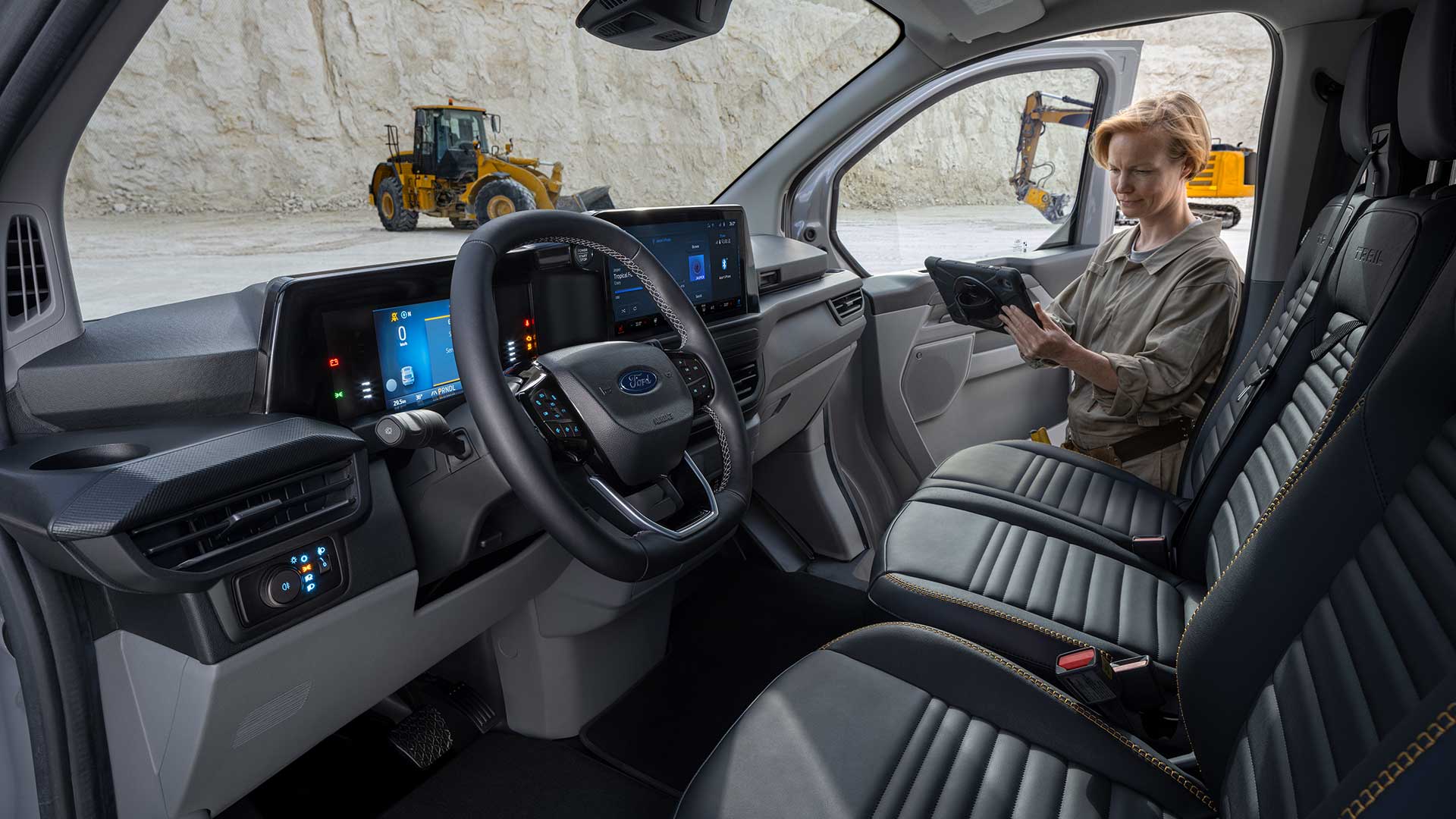 Intérieur d'un fourgon Ford Transit Custom Trail gris.