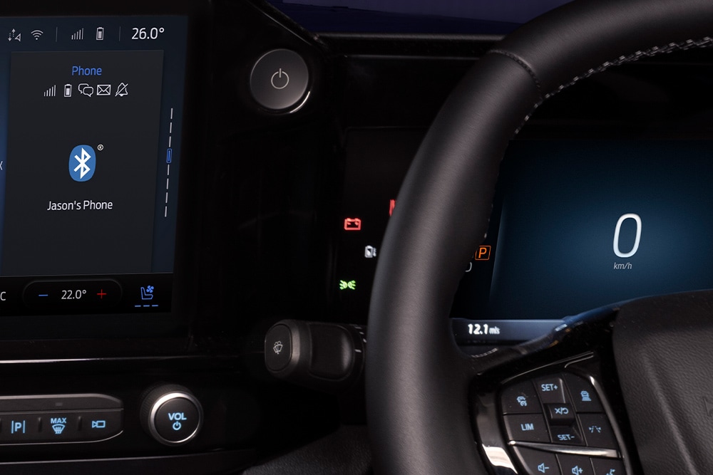 Gros plan sur le bouton Start dans un Ford Transit Custom.