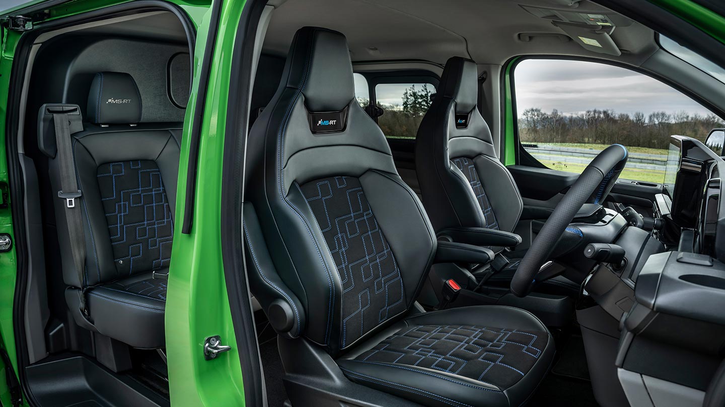 Vue intérieure d'un Ford Transit Custom MS-RT vert, montrant les sièges avant.