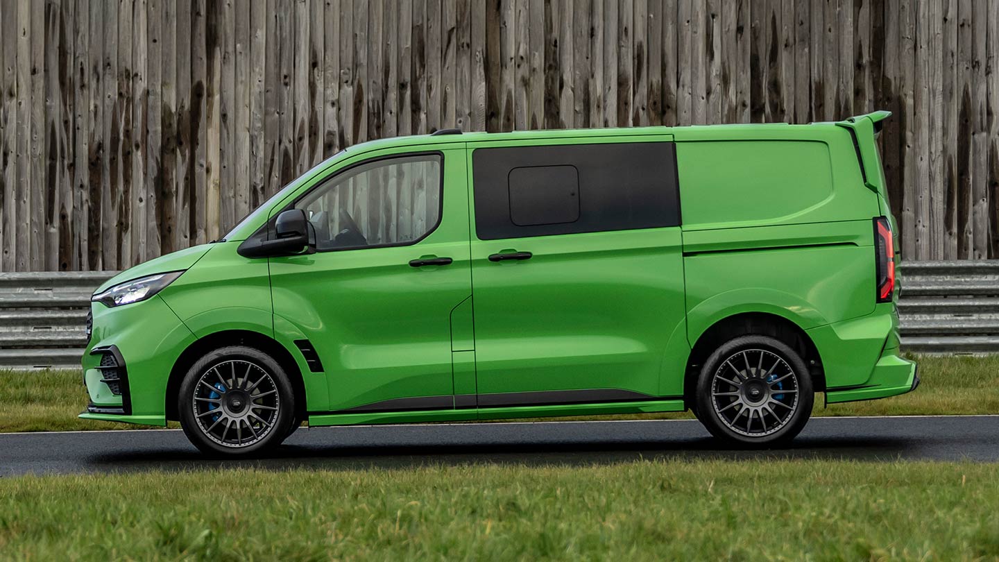 Vue latérale d'un Ford Transit Custom MS-RT vert.