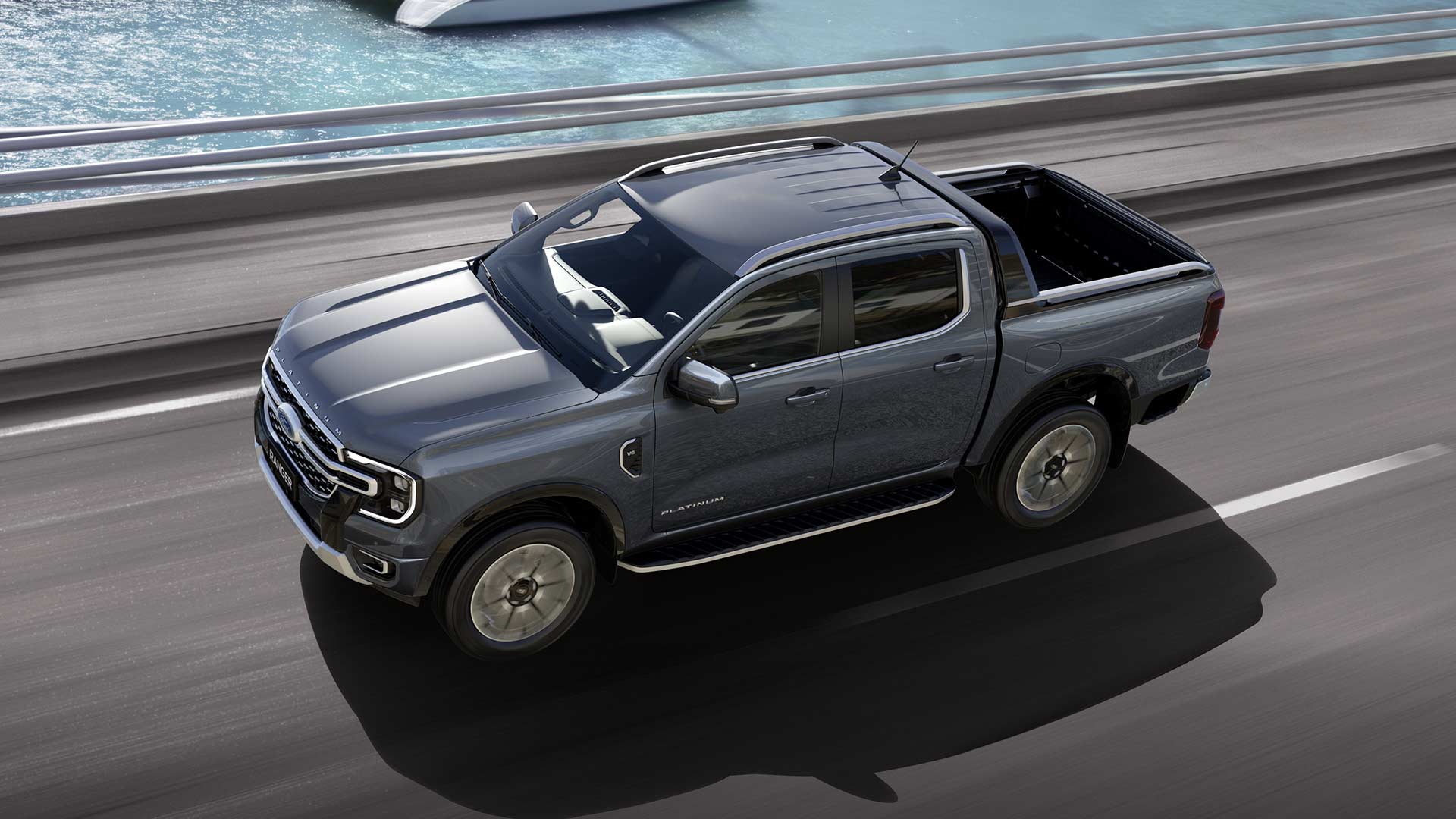 Ford Ranger Double Cabine gris roulant sur une autoroute.