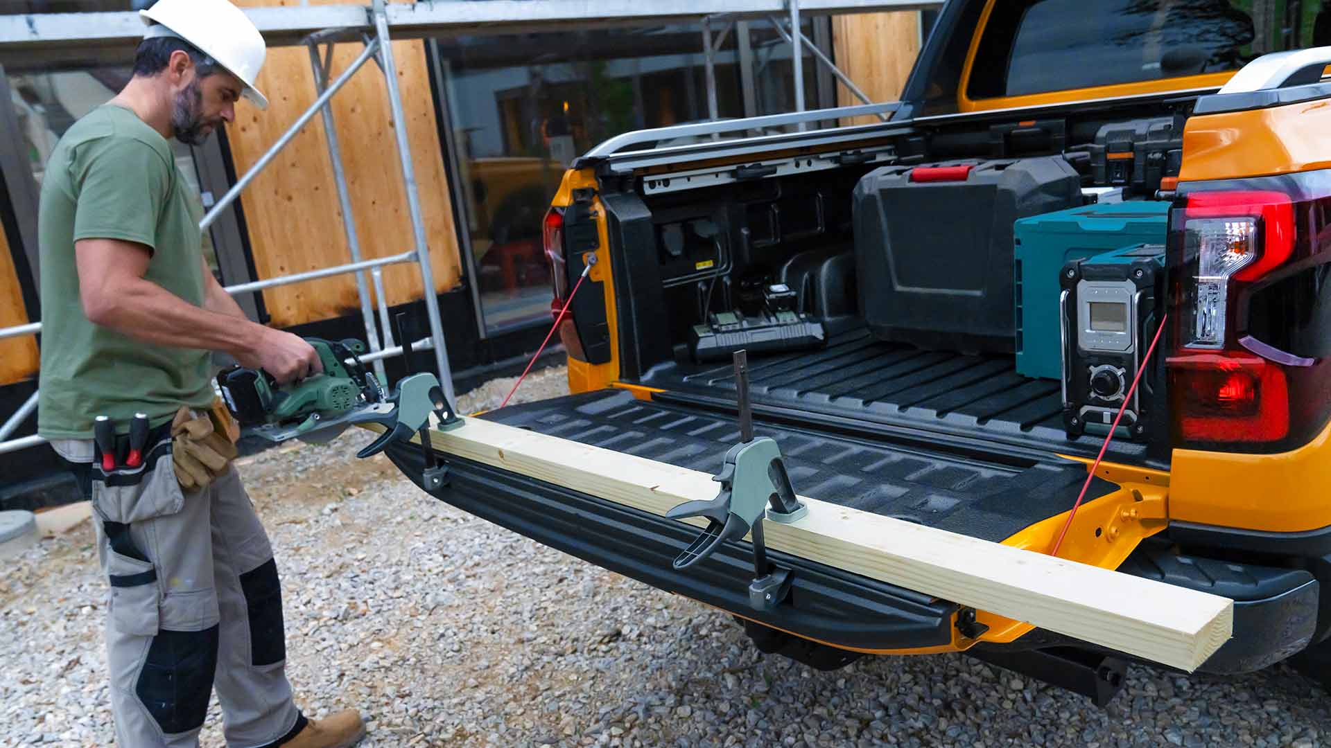 Travailleur utilisant le hayon du Ford Ranger Wildtrak comme banc de travail.