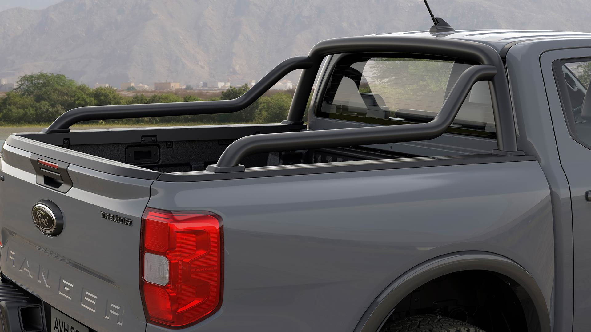 Arrière d'un Ford Ranger Double Cabine gris avec barres de sport.