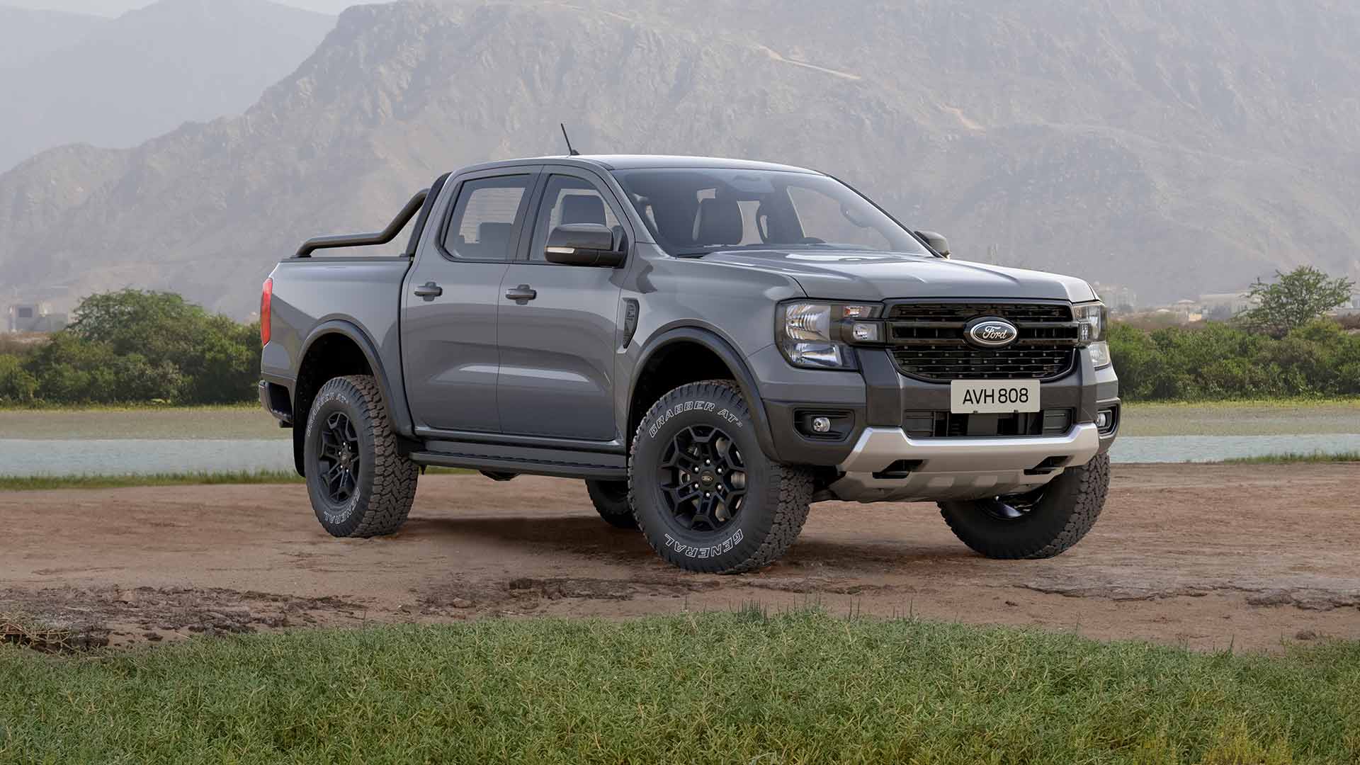 Ford Ranger Double Cabine gris roulant sur un chemin de terre.