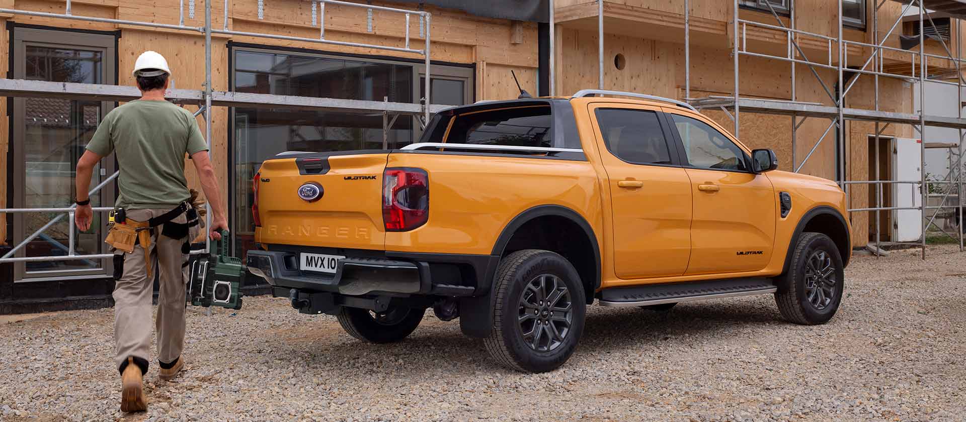 Vidéo d'une Ford Ranger Wildtrak Double Cabine jaune sur un chantier mettant en valeur ses caractéristiques pratiques.