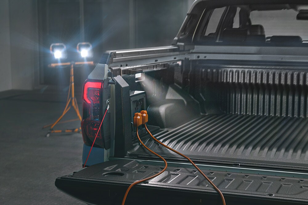 Gros plan sur la benne du Ford  Ranger Plug-in Hybrid alimentant les outils et l'éclairage avec Pro Power OnBoard.