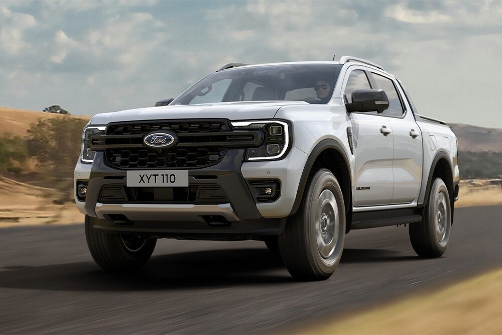Ford Ranger Stormtrak Plug-in Hybrid roulant sur une route de campagne. (non disponible en Belgique/au Luxembourg)